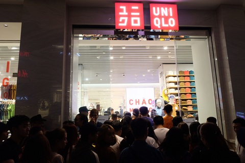 Ngàn người vẫn ngày đêm đổ về Uniqlo với hóa đơn cả chục triệu - Ảnh 1. Ngàn người vẫn ngày đêm đổ về Uniqlo với hóa đơn cả chục triệu - Ảnh 1.