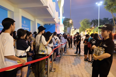 Ngàn người vẫn ngày đêm đổ về Uniqlo với hóa đơn cả chục triệu - Ảnh 3. Ngàn người vẫn ngày đêm đổ về Uniqlo với hóa đơn cả chục triệu - Ảnh 3.