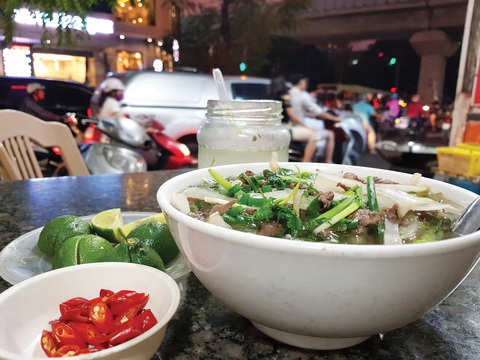Không gian phở Hà Nội: Biên niên sử phố phường - Ảnh 1. Không gian phở Hà Nội: Biên niên sử phố phường - Ảnh 1.