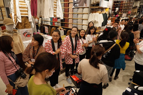Ngàn người vẫn ngày đêm đổ về Uniqlo với hóa đơn cả chục triệu - Ảnh 5. Ngàn người vẫn ngày đêm đổ về Uniqlo với hóa đơn cả chục triệu - Ảnh 5.