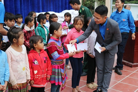 Gõ cửa khắp nơi vận động xây trường cho trẻ vùng cao - Ảnh 1. Gõ cửa khắp nơi vận động xây trường cho trẻ vùng cao - Ảnh 1.