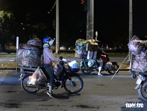Mưu sinh trong đêm lạnh Sài Gòn - Ảnh 4. Mưu sinh trong đêm lạnh Sài Gòn - Ảnh 4.