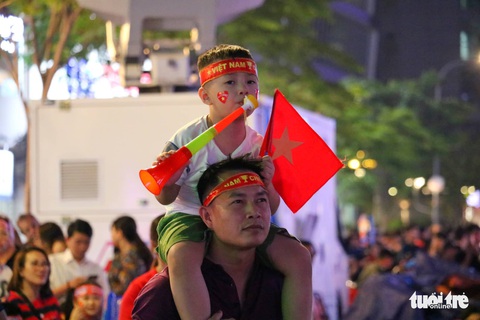 Phố đi bộ Nguyễn Huệ rực cờ cổ vũ thầy trò HLV Park Hang Seo - Ảnh 7. Phố đi bộ Nguyễn Huệ rực cờ cổ vũ thầy trò HLV Park Hang Seo - Ảnh 7.