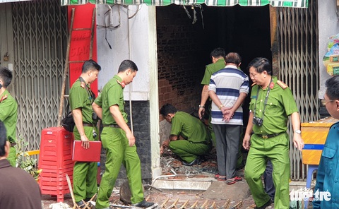 Phá cửa căn nhà cháy, đau xót thấy mẹ ôm con 2 tuổi chết - Ảnh 3. Phá cửa căn nhà cháy, đau xót thấy mẹ ôm con 2 tuổi chết - Ảnh 3.