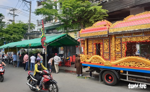 Phá cửa căn nhà cháy, đau xót thấy mẹ ôm con 2 tuổi chết - Ảnh 2. Phá cửa căn nhà cháy, đau xót thấy mẹ ôm con 2 tuổi chết - Ảnh 2.