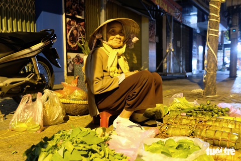 Mưu sinh trong đêm lạnh Sài Gòn - Ảnh 1. Mưu sinh trong đêm lạnh Sài Gòn - Ảnh 1.