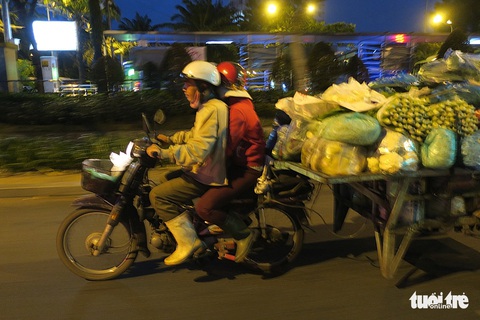 Mưu sinh trong đêm lạnh Sài Gòn - Ảnh 8. Mưu sinh trong đêm lạnh Sài Gòn - Ảnh 8.