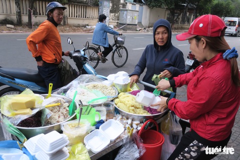 Mưu sinh trong đêm lạnh Sài Gòn - Ảnh 10. Mưu sinh trong đêm lạnh Sài Gòn - Ảnh 10.