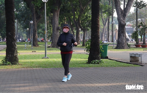 Trời sáng sớm đục, đeo khẩu trang tập thể dục là chắc ăn? - Ảnh 1. Trời sáng sớm đục, đeo khẩu trang tập thể dục là chắc ăn? - Ảnh 1.