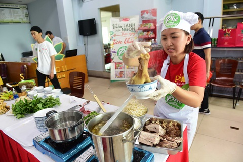 Hội ngộ 10 thí sinh Đi tìm người nấu phở ngon 2019 - Ảnh 1. Hội ngộ 10 thí sinh Đi tìm người nấu phở ngon 2019 - Ảnh 1.
