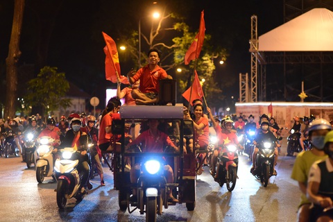 Người Sài Gòn đổ ra đường mừng chiến thắng 4-0 - Ảnh 5. Người Sài Gòn đổ ra đường mừng chiến thắng 4-0 - Ảnh 5.