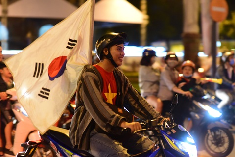 Người Sài Gòn đổ ra đường mừng chiến thắng 4-0 - Ảnh 6. Người Sài Gòn đổ ra đường mừng chiến thắng 4-0 - Ảnh 6.