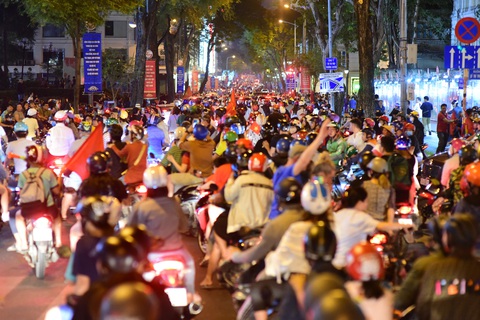 Người Sài Gòn đổ ra đường mừng chiến thắng 4-0 - Ảnh 1. Người Sài Gòn đổ ra đường mừng chiến thắng 4-0 - Ảnh 1.