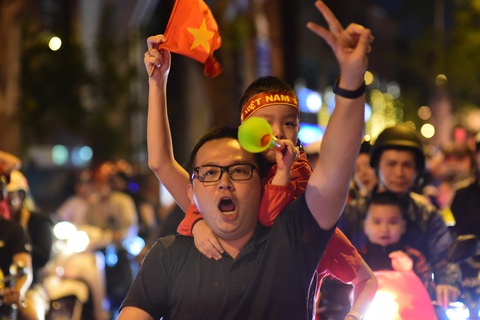 Người Sài Gòn đổ ra đường mừng chiến thắng 4-0 - Ảnh 3. Người Sài Gòn đổ ra đường mừng chiến thắng 4-0 - Ảnh 3.