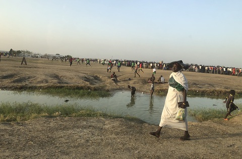 Mũ nồi xanh Việt Nam ở Nam Sudan - Kỳ 7: Lỗ đạn, nhà cháy và giọt nước ở Bentiu - Ảnh 3. Mũ nồi xanh Việt Nam ở Nam Sudan - Kỳ 7: Lỗ đạn, nhà cháy và giọt nước ở Bentiu - Ảnh 3.