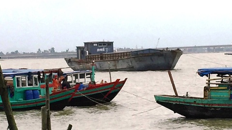 Tàu hàng không người lái có chữ Trung Quốc dạt vào bờ biển Hà Tĩnh - Ảnh 1. Tàu hàng không người lái có chữ Trung Quốc dạt vào bờ biển Hà Tĩnh - Ảnh 1.