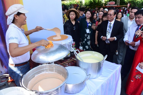 Hơn 3.000 tô phở được phục vụ trong đại tiệc Ngày của phở - Ảnh 7. Hơn 3.000 tô phở được phục vụ trong đại tiệc Ngày của phở - Ảnh 7.