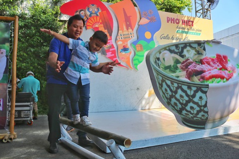 Cùng đưa hương vị phở bay xa theo thời gian - Ảnh 4. Cùng đưa hương vị phở bay xa theo thời gian - Ảnh 4.