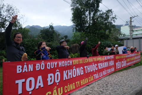 Dân Nha Trang lại căng băngrôn đòi đất tại dự án Sông Lô - Ảnh 3. Dân Nha Trang lại căng băngrôn đòi đất tại dự án Sông Lô - Ảnh 3.