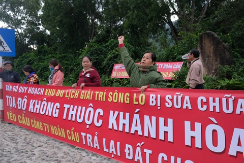 Dân Nha Trang lại căng băngrôn đòi đất tại dự án Sông Lô - Ảnh 1. Dân Nha Trang lại căng băngrôn đòi đất tại dự án Sông Lô - Ảnh 1.