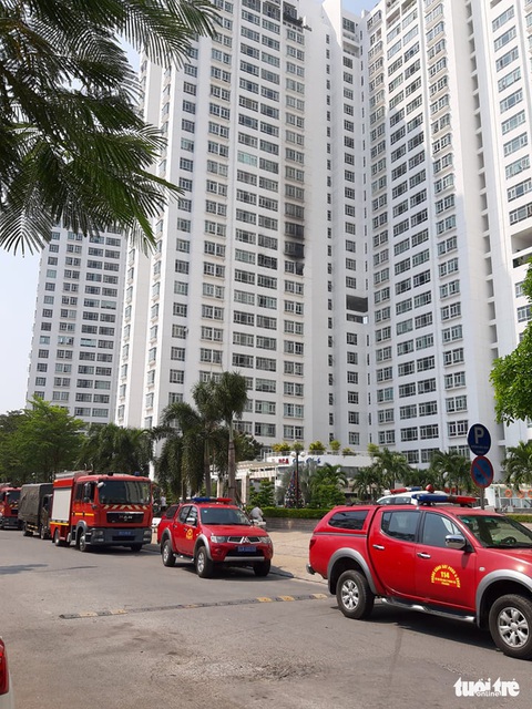Cháy chung cư Hoàng Anh Gold House, hàng trăm cư dân hốt hoảng tháo chạy - Ảnh 4. Cháy chung cư Hoàng Anh Gold House, hàng trăm cư dân hốt hoảng tháo chạy - Ảnh 4.
