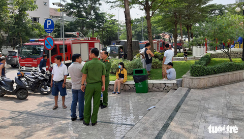 Cháy chung cư Hoàng Anh Gold House, hàng trăm cư dân hốt hoảng tháo chạy - Ảnh 5. Cháy chung cư Hoàng Anh Gold House, hàng trăm cư dân hốt hoảng tháo chạy - Ảnh 5.