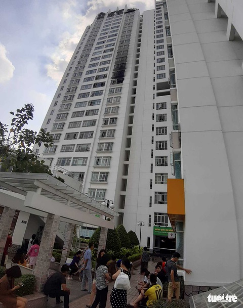 Cháy chung cư Hoàng Anh Gold House, hàng trăm cư dân hốt hoảng tháo chạy - Ảnh 2. Cháy chung cư Hoàng Anh Gold House, hàng trăm cư dân hốt hoảng tháo chạy - Ảnh 2.