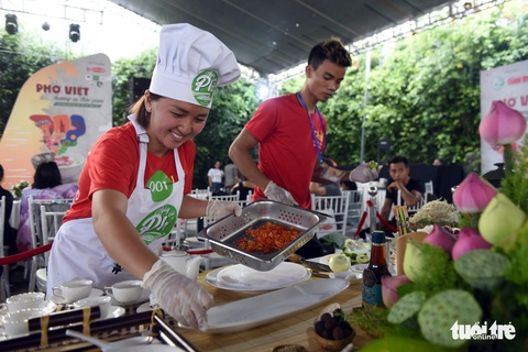 Một trong 5 Người nấu phở ngon 2019 là cô gái mới 26 tuổi - Ảnh 6. Một trong 5 Người nấu phở ngon 2019 là cô gái mới 26 tuổi - Ảnh 6.