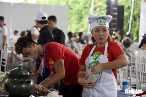 Một trong 5 Người nấu phở ngon 2019 là cô gái mới 26 tuổi - Ảnh 7. Một trong 5 Người nấu phở ngon 2019 là cô gái mới 26 tuổi - Ảnh 7.
