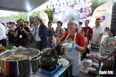 Một trong 5 Người nấu phở ngon 2019 là cô gái mới 26 tuổi - Ảnh 9. Một trong 5 Người nấu phở ngon 2019 là cô gái mới 26 tuổi - Ảnh 9.