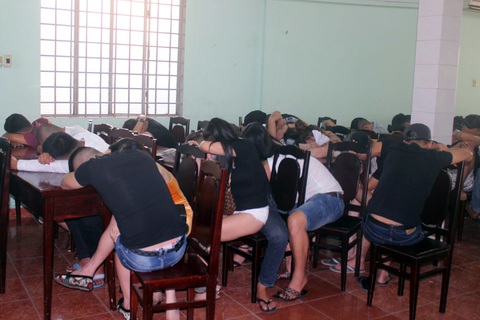 Tân giám đốc Công an Đồng Nai trực tiếp đột kích quán bar có đối tượng chơi ma túy - Ảnh 1. Tân giám đốc Công an Đồng Nai trực tiếp đột kích quán bar có đối tượng chơi ma túy - Ảnh 1.