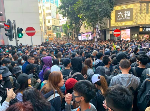Biển người biểu tình áo đen tràn ngập khu trung tâm Hong Kong - Ảnh 3. Biển người biểu tình áo đen tràn ngập khu trung tâm Hong Kong - Ảnh 3.