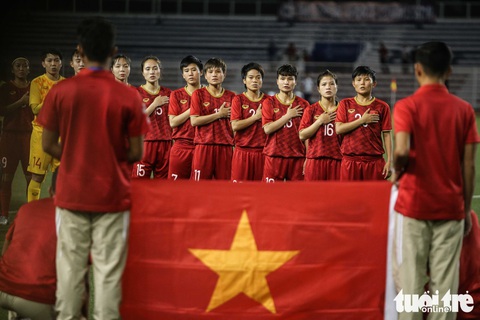 Khoảnh khắc nghẹn ngào của tuyển nữ Việt Nam đêm đăng quang - Ảnh 12. Khoảnh khắc nghẹn ngào của tuyển nữ Việt Nam đêm đăng quang - Ảnh 12.