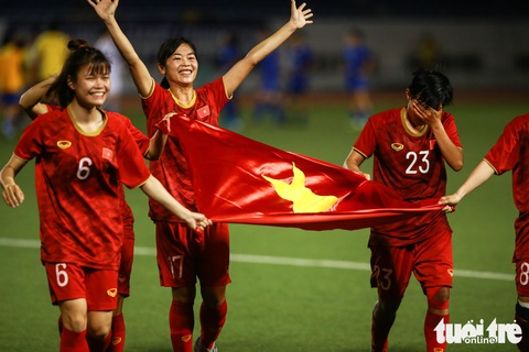 Khoảnh khắc nghẹn ngào của tuyển nữ Việt Nam đêm đăng quang - Ảnh 3. Khoảnh khắc nghẹn ngào của tuyển nữ Việt Nam đêm đăng quang - Ảnh 3.