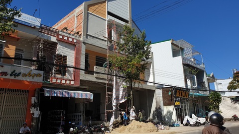 Dọa chặt đầu phóng viên phản ánh giám đốc bảo hiểm xã hội xây nhà sai phép? - Ảnh 1. Dọa chặt đầu phóng viên phản ánh giám đốc bảo hiểm xã hội xây nhà sai phép? - Ảnh 1.