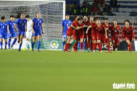 Khoảnh khắc nghẹn ngào của tuyển nữ Việt Nam đêm đăng quang - Ảnh 7. Khoảnh khắc nghẹn ngào của tuyển nữ Việt Nam đêm đăng quang - Ảnh 7.