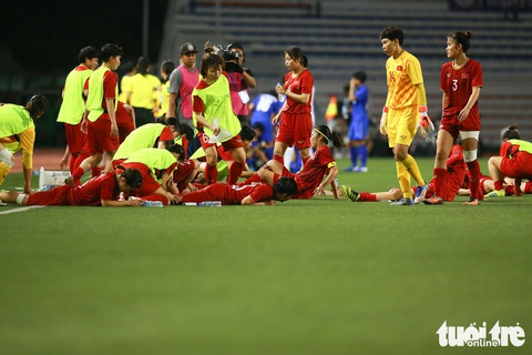 Khoảnh khắc nghẹn ngào của tuyển nữ Việt Nam đêm đăng quang - Ảnh 9. Khoảnh khắc nghẹn ngào của tuyển nữ Việt Nam đêm đăng quang - Ảnh 9.