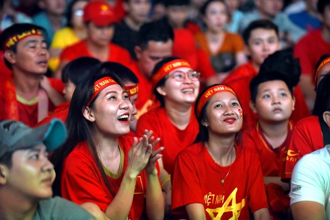 Cổ vũ bóng đá: Đừng cuồng nhiệt quá trớn - Ảnh 1. Cổ vũ bóng đá: Đừng cuồng nhiệt quá trớn - Ảnh 1.