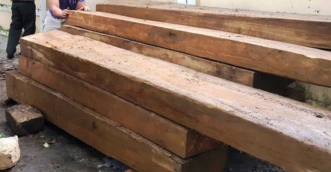 Tài xế chạy trốn bỏ lại hai ô tô chứa hàng chục phách gỗ lậu - Ảnh 2. Tài xế chạy trốn bỏ lại hai ô tô chứa hàng chục phách gỗ lậu - Ảnh 2.