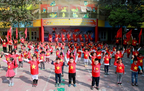 Cô trò trường mầm non nhuộm đỏ sân trường cổ vũ U22 Việt Nam - Ảnh 2. Cô trò trường mầm non nhuộm đỏ sân trường cổ vũ U22 Việt Nam - Ảnh 2.