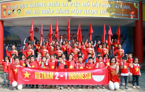 Cô trò trường mầm non nhuộm đỏ sân trường cổ vũ U22 Việt Nam - Ảnh 1. Cô trò trường mầm non nhuộm đỏ sân trường cổ vũ U22 Việt Nam - Ảnh 1.