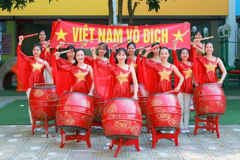 Cô trò trường mầm non nhuộm đỏ sân trường cổ vũ U22 Việt Nam - Ảnh 3. Cô trò trường mầm non nhuộm đỏ sân trường cổ vũ U22 Việt Nam - Ảnh 3.