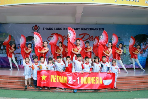 Cô trò trường mầm non nhuộm đỏ sân trường cổ vũ U22 Việt Nam - Ảnh 4. Cô trò trường mầm non nhuộm đỏ sân trường cổ vũ U22 Việt Nam - Ảnh 4.