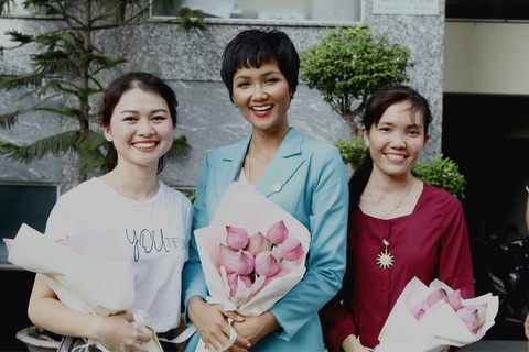 Những cô gái Việt vượt khó được bà Michelle Obama ôm chặt ở Long An - Ảnh 7. Những cô gái Việt vượt khó được bà Michelle Obama ôm chặt ở Long An - Ảnh 7.