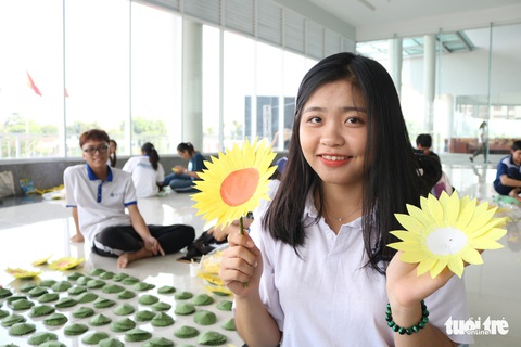 Hơn 5.000 hoa hướng dương cho chương trình Ước mơ của Thúy - Ảnh 6. Hơn 5.000 hoa hướng dương cho chương trình Ước mơ của Thúy - Ảnh 6.