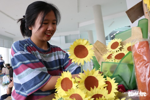 Hơn 5.000 hoa hướng dương cho chương trình Ước mơ của Thúy - Ảnh 7. Hơn 5.000 hoa hướng dương cho chương trình Ước mơ của Thúy - Ảnh 7.