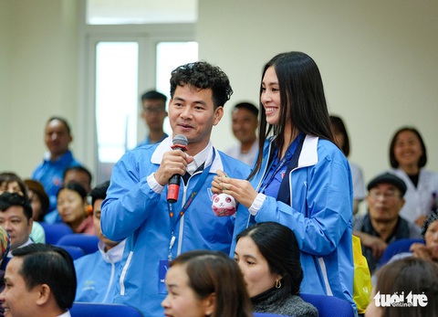 Hoa hậu Tiểu Vy, ca sĩ Thái Thùy Linh mang âm nhạc đến cho bệnh nhi - Ảnh 1. Hoa hậu Tiểu Vy, ca sĩ Thái Thùy Linh mang âm nhạc đến cho bệnh nhi - Ảnh 1.