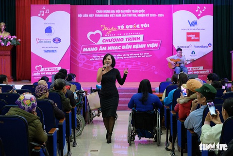 Hoa hậu Tiểu Vy, ca sĩ Thái Thùy Linh mang âm nhạc đến cho bệnh nhi - Ảnh 4. Hoa hậu Tiểu Vy, ca sĩ Thái Thùy Linh mang âm nhạc đến cho bệnh nhi - Ảnh 4.