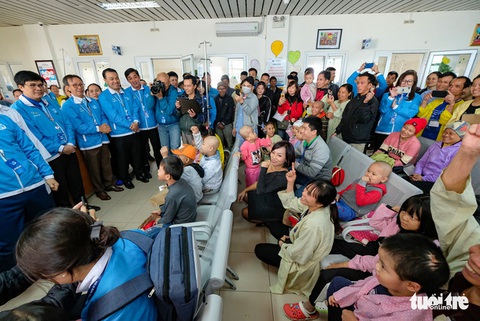 Hoa hậu Tiểu Vy, ca sĩ Thái Thùy Linh mang âm nhạc đến cho bệnh nhi - Ảnh 5. Hoa hậu Tiểu Vy, ca sĩ Thái Thùy Linh mang âm nhạc đến cho bệnh nhi - Ảnh 5.