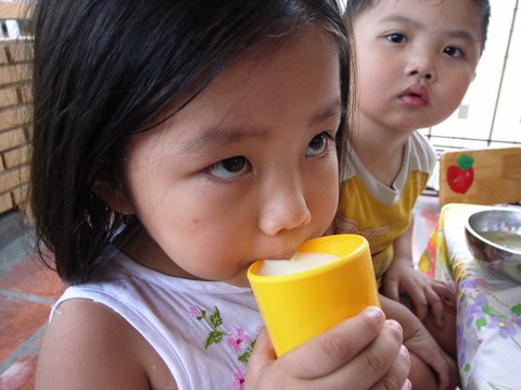 Trẻ mẫu giáo và lớp 1 ở TP.HCM tiếp tục được uống sữa tại trường - Ảnh 1. Trẻ mẫu giáo và lớp 1 ở TP.HCM tiếp tục được uống sữa tại trường - Ảnh 1.
